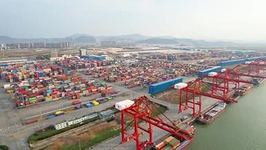 4k航拍南京龙潭港区货运船运码头视频的预览图